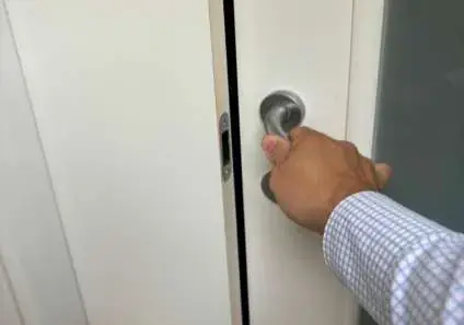 Per aprire la porta bianca interna, abbassa la maniglia. Non serve la chiave.