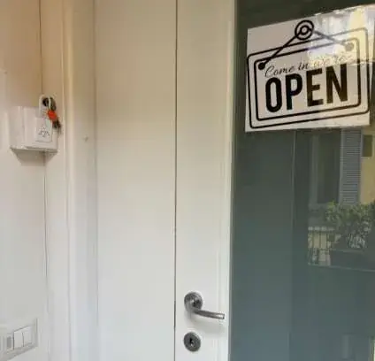 All’interno, a sinistra, trovi le chiavi. La chiave con la cover blu apre il portone. Inserisci le chiavi nel supporto per accendere l’elettricità. Prima di uscire, riprendile e portale con te: dopo il primo ingresso l’apertura automatica viene disattivata.