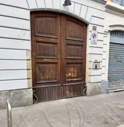 Davanti al portone, premi «Apri il portone» in questa guida e attendi che si apra. Non serve un’app né un codice per il portone. Dopo aver premuto il pulsante, attendi circa 10 secondi che il portone si apra.