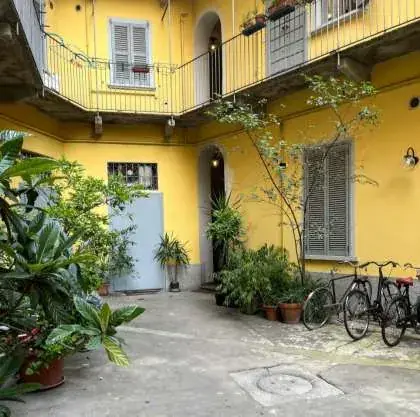 Attraversa il cortile interno.