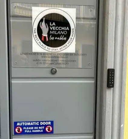 Apri la porta dell’appartamento.