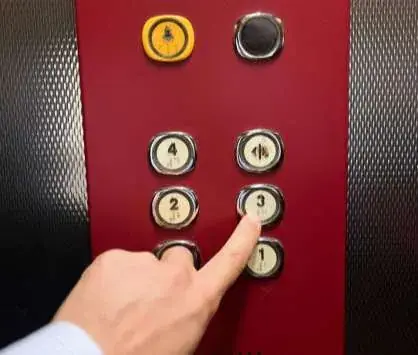 Entra nell’ascensore e premi 3.